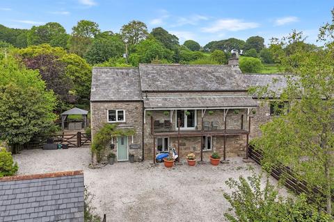 5 bed property, in Trecarne, £550,000