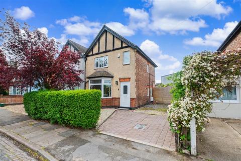 3 bed property, in Chesterfield Avenue, £230,000