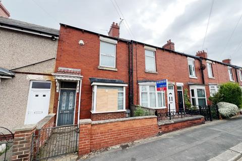 2 bed property, in West Terrace, £45,000