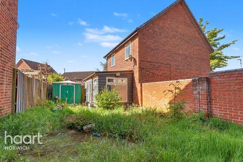 3 bed property, in Bumpstede Court, £230,000