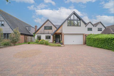 5 bed property, in Hampton Road, £995,000