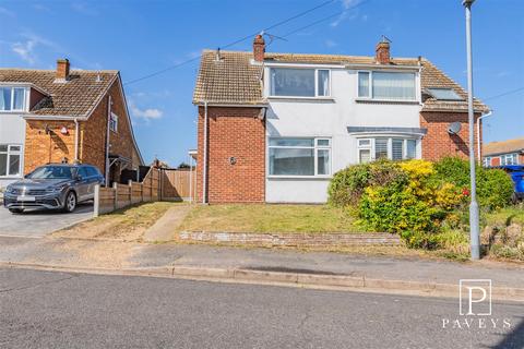 2 bed property, in Grendel Way, £215,000