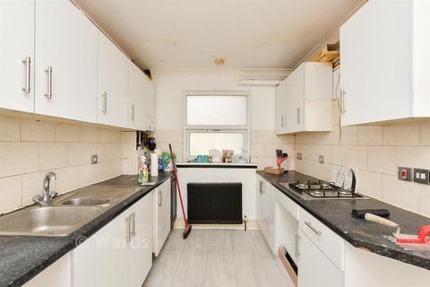 3 bed property, in High Street, £140,000