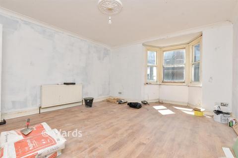 3 bed property, in High Street, £125,000