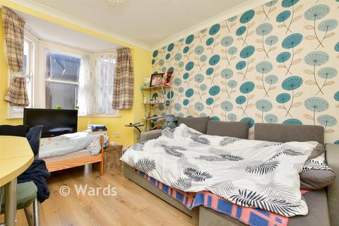 1 bed property, in High Street, £100,000