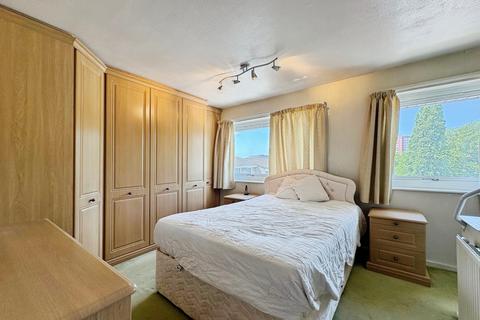 3 bed property, in William Mason Close, £305,000