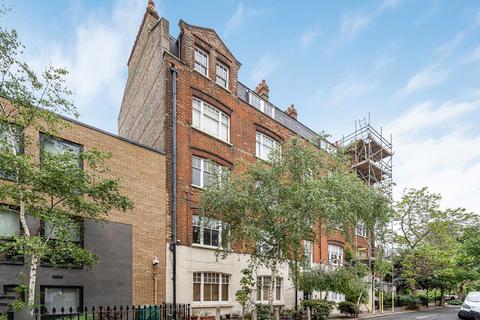 1 bed property, in Langley Lane, £365,000