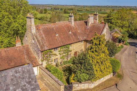 6 bed property, in Manor Road, £900,000