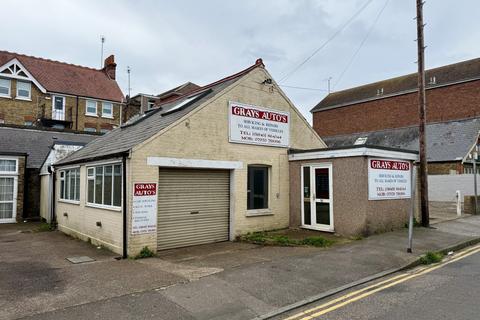 1 bed property, in Grays Autos, £175,000