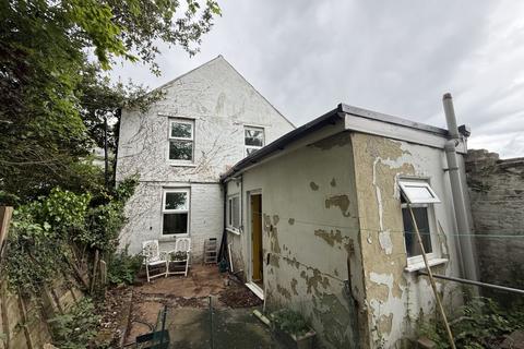 2 bed property, in 33 Carisbrooke High Street, £85,000