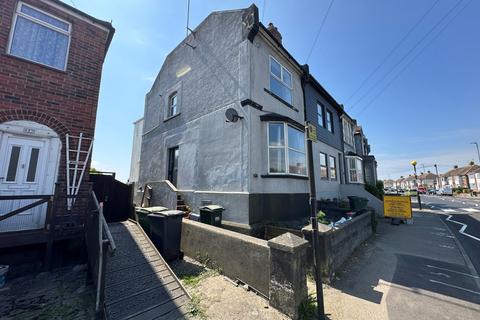 3 bed property, in 469 Bexhill Road, £200,000