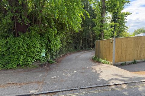 Studio, in Driveway & Access From Black Hill, £500