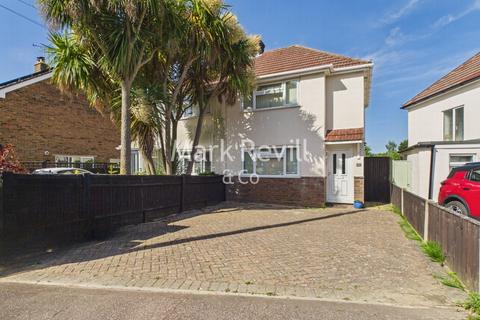 2 bed property, in Cants Lane, £300,000