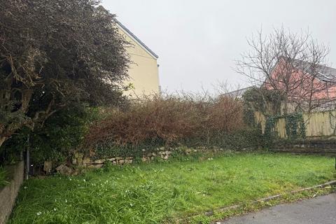 Studio, in Land Adjacent 18 Forth An Ryn, £500