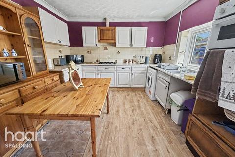 2 bed property, in Spalding PE12, £220,000