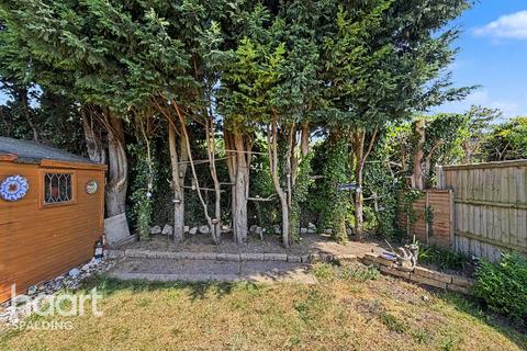 2 bed property, in Spalding PE12, £220,000
