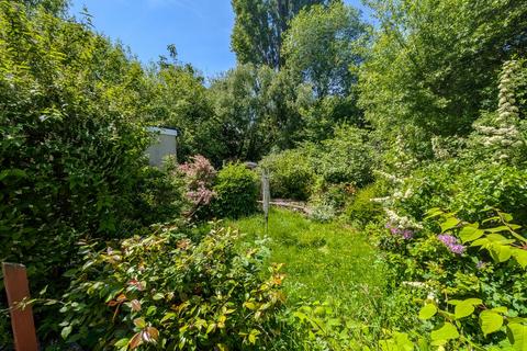 2 bed property, in 19 Acres Road, £190,000