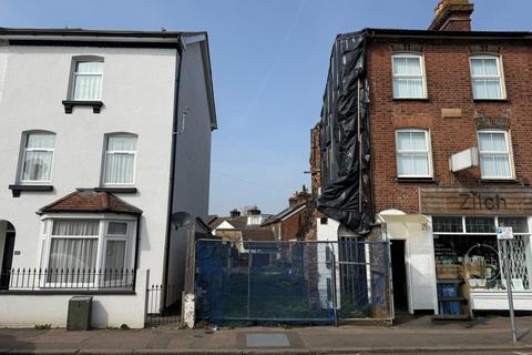 Studio, in 22 Barden Road, £160,000