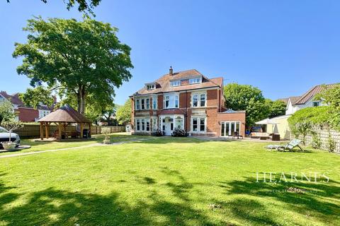 8 bed property, in Wollstonecraft Road, £1,375,000