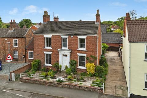 4 bed property, in Pond Side, £290,000