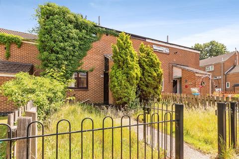 2 bed property, in Vincent Gardens, £140,000