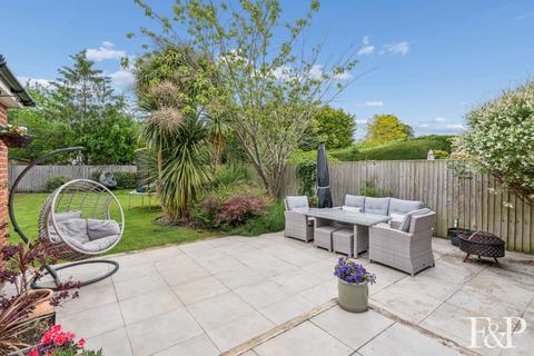 4 bed property, in Meadow Close, £1,200,000