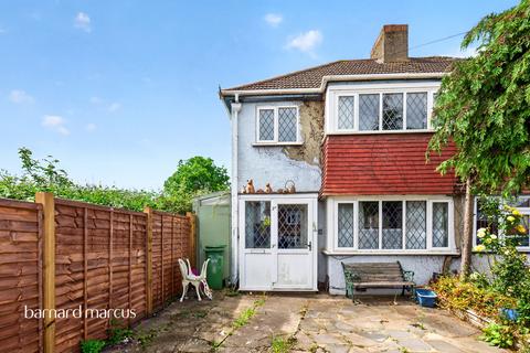3 bed property, in Willow Walk, £495,000