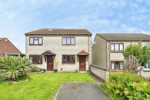 2 bed property, in High Edge Drive, £190,000