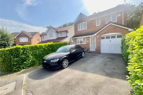 4 bed property, in Chandler Grove, £350,000