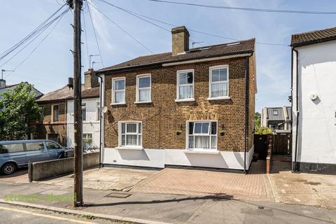 4 bed property, in Bishops Road, £475,000