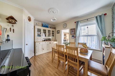 4 bed property, in Bishops Road, £475,000