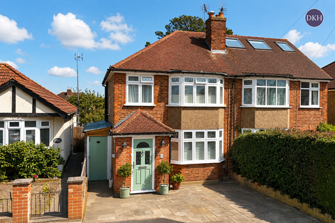 3 bed property, in Rugby Way, £650,000