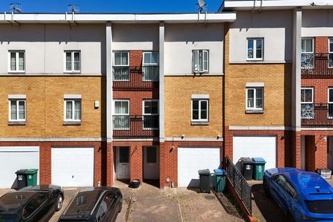 4 bed property, in The Gateway, £625,000