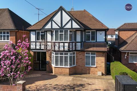 3 bed property, in Richmond Drive, £1,270,000