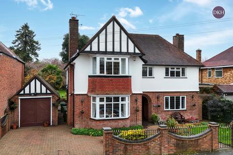 4 bed property, in The Avenue, £1,295,000