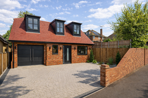 3 bed property, in Bellmount Wood Avenue, £875,000