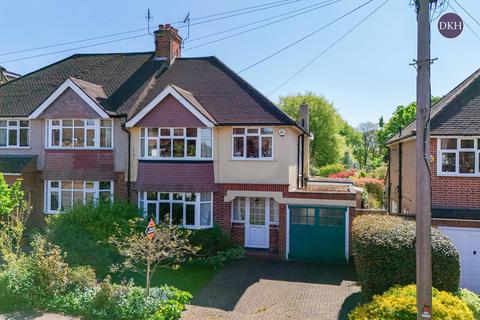 4 bed property, in Parkside Drive, £900,000