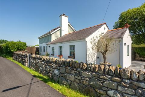 2 bed property, in Groeslon, £525,000