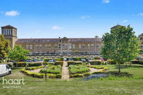 1 bed property, in Royal Drive, £350,000