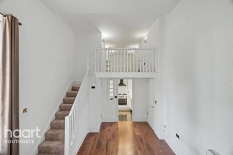 1 bed property, in Royal Drive, £325,000