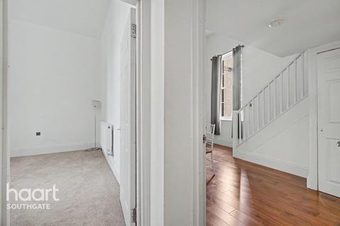 1 bed property, in Royal Drive, £325,000