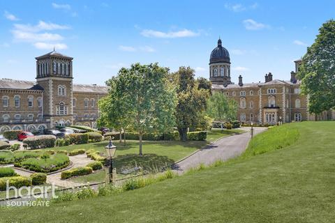 1 bed property, in Royal Drive, £325,000