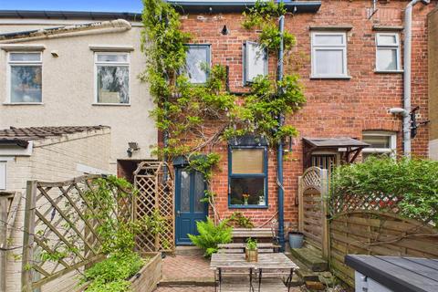3 bed property, in Ashford Road, £280,000