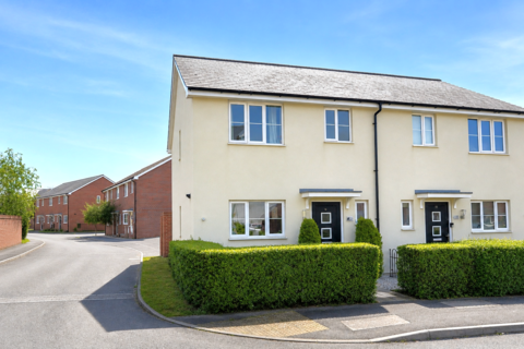 3 bed property, in Hunters Way, £270,000