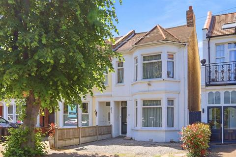 4 bed property, in Kensington Road, £450,000