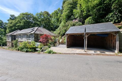 5 bed property, in Greystone Bridge, £425,000