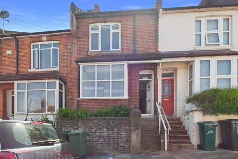 3 bed property, in Ewhurst Road, £350,000