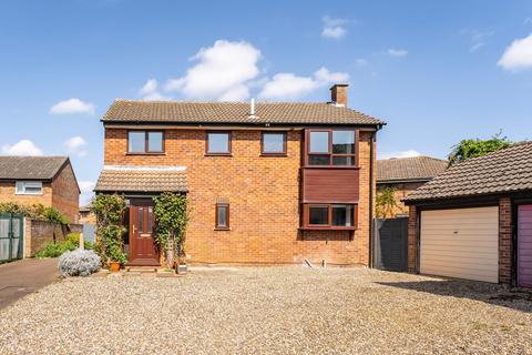 4 bed property, in Matthews Close, £290,000