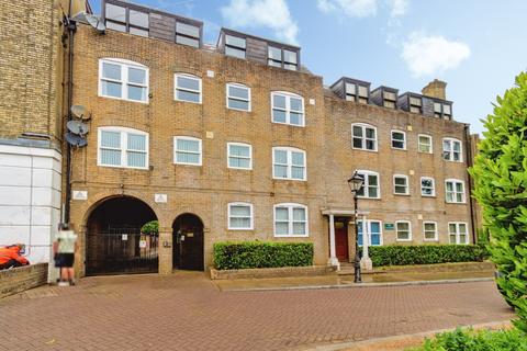2 bed property, in Cranbury Terrace, £155,000