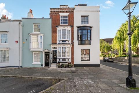 4 bed property, in St. Thomas's Street, £550,000